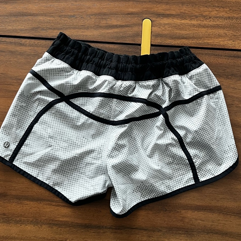 Lululemon Tracker Short III Diamond Camo Silver size 6 - Picture 7 of 11